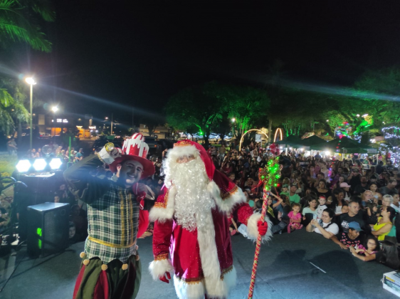 Baixe Grupo de Pessoas Celebrando o Natal com Papai Noel e